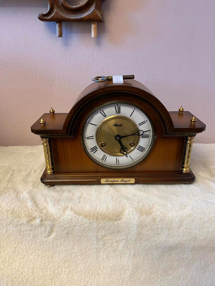 Alt Hermle Uhr Kaminuhr Tischuhr Retro Vintage Holz Vollfunktion in Groß-Gerau