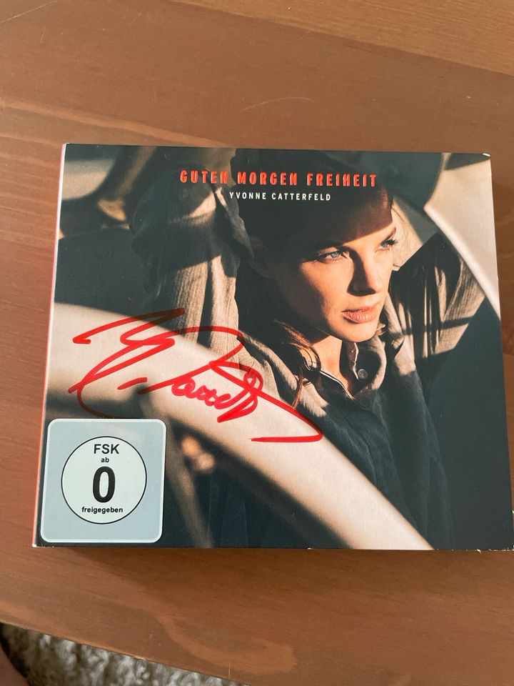 Yvonne Catterfeld - Signed CD in Berlin