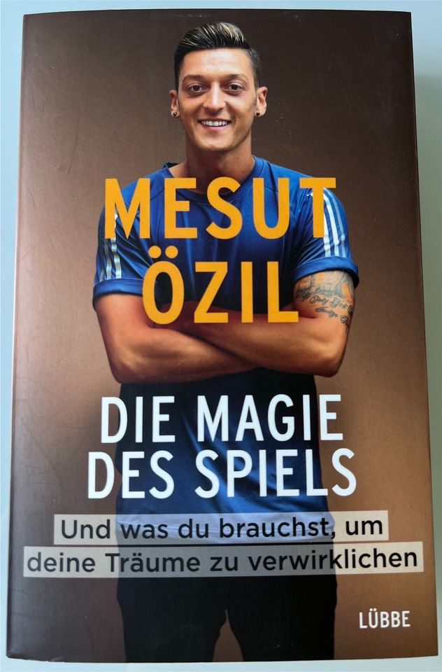 Biografie über den deutschen Weltmeister Mesut Özil in Würzburg