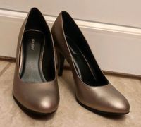 High Heels Pumps gr 39 Gold neu Niedersachsen - Sassenburg Vorschau