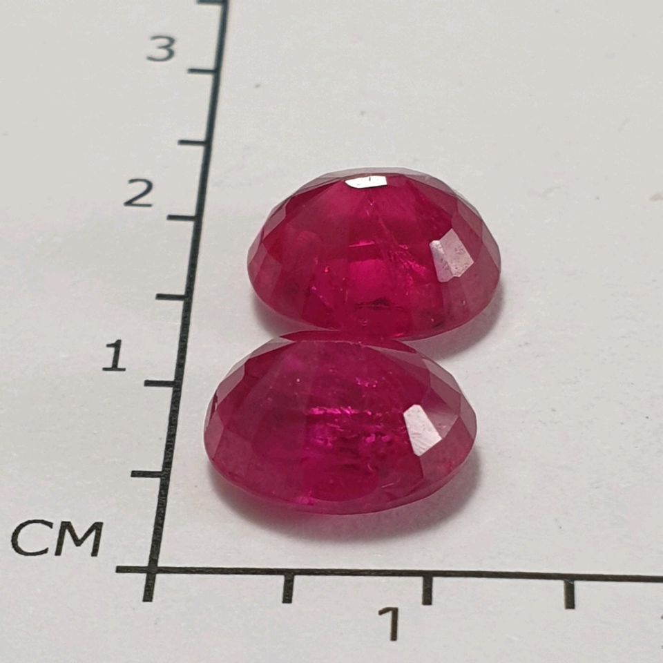 Paar Echte fac. Rubine beh. ( 8,77 Carat ) je ca. 10 x 8 mm VP in Recklinghausen