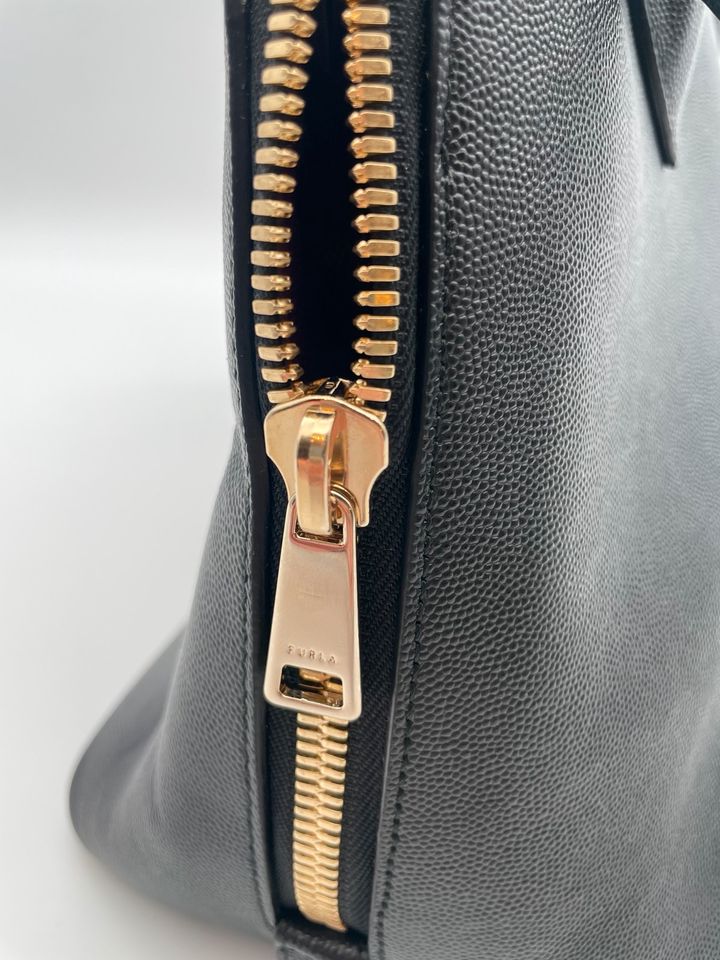 NEUWERTIG Furla Damen Leder Designer Handtasche schwarz gold in Frankfurt am Main