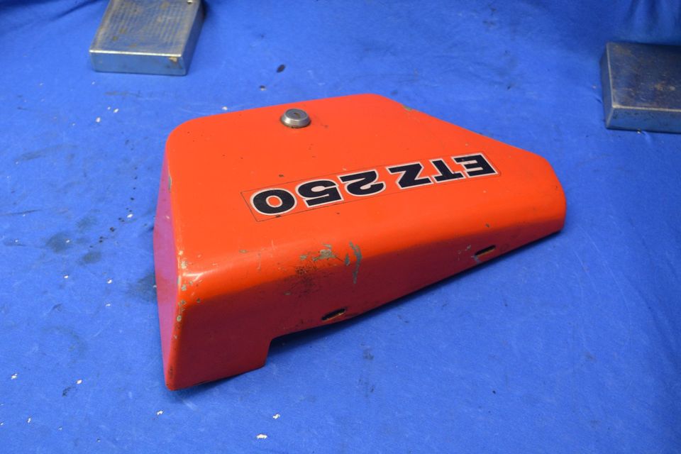 mz etz 250 batteriefach deckel abdeckung seitendeckel patina rot in Tharandt