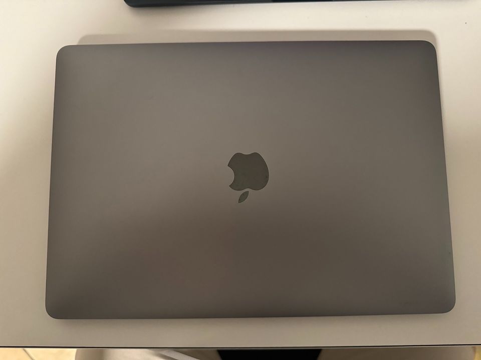 Apple MacBook Air „13“  M1 Display defekt in Ronnenberg
