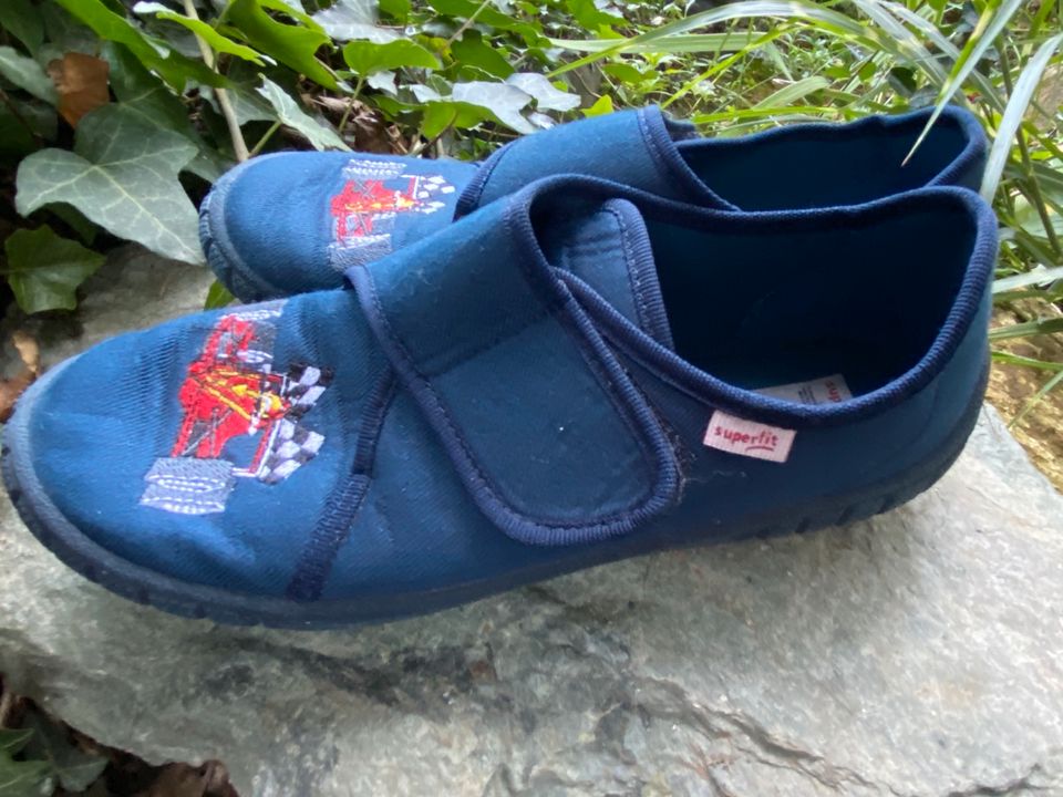 Hausschuhe Superfit 34 blau Slipper mit Klett Rennauto schuhe in Bad Soden am Taunus