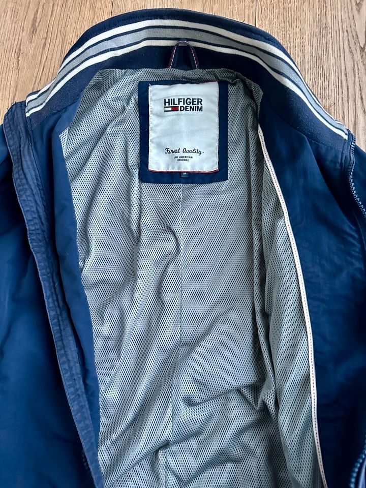 Jacke Tommy Hilfiger blau Größe M in Wöllstein