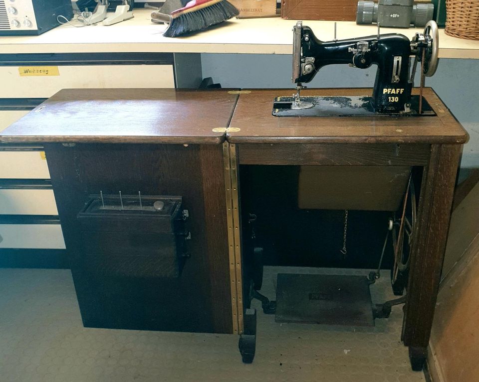 Retro Alte Pfaff 130 Nähmaschine Holzschrank versenkbar Fußpedal in Langenargen