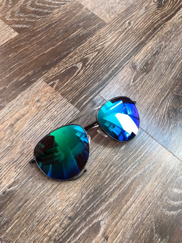 Farbige Regenbogen verspiegelte Sonnenbrille Brille Cheap Monday in  Stuttgart - Stuttgart-Süd | eBay Kleinanzeigen ist jetzt Kleinanzeigen