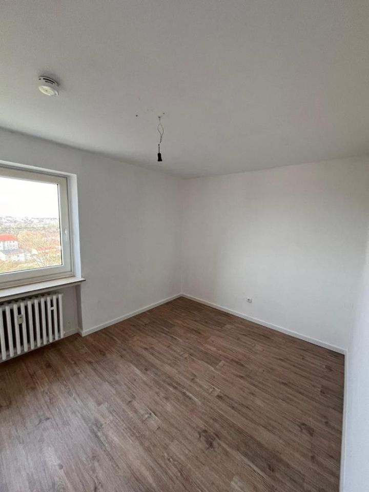 ***Wunderschöne - renovierte - Wohnung in ruhigem Haus*** 3 ZKB + Balkon + Fahrstuhl** in Helmstedt