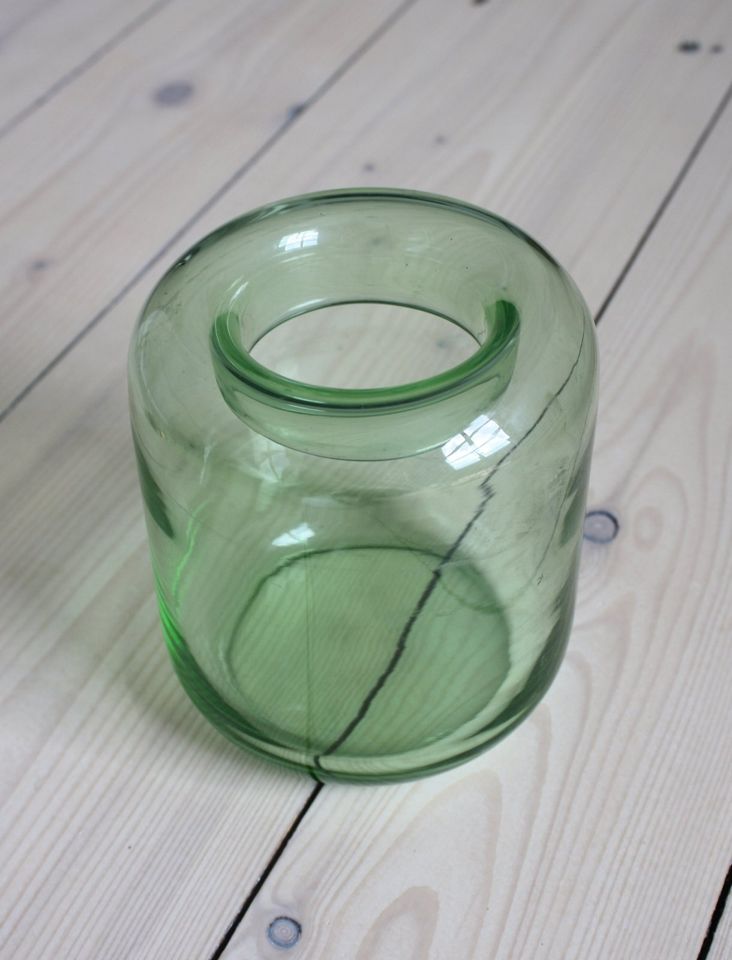 Retro Vase aus grünem Glas für Blumen oder Teelichter in Kreuztal