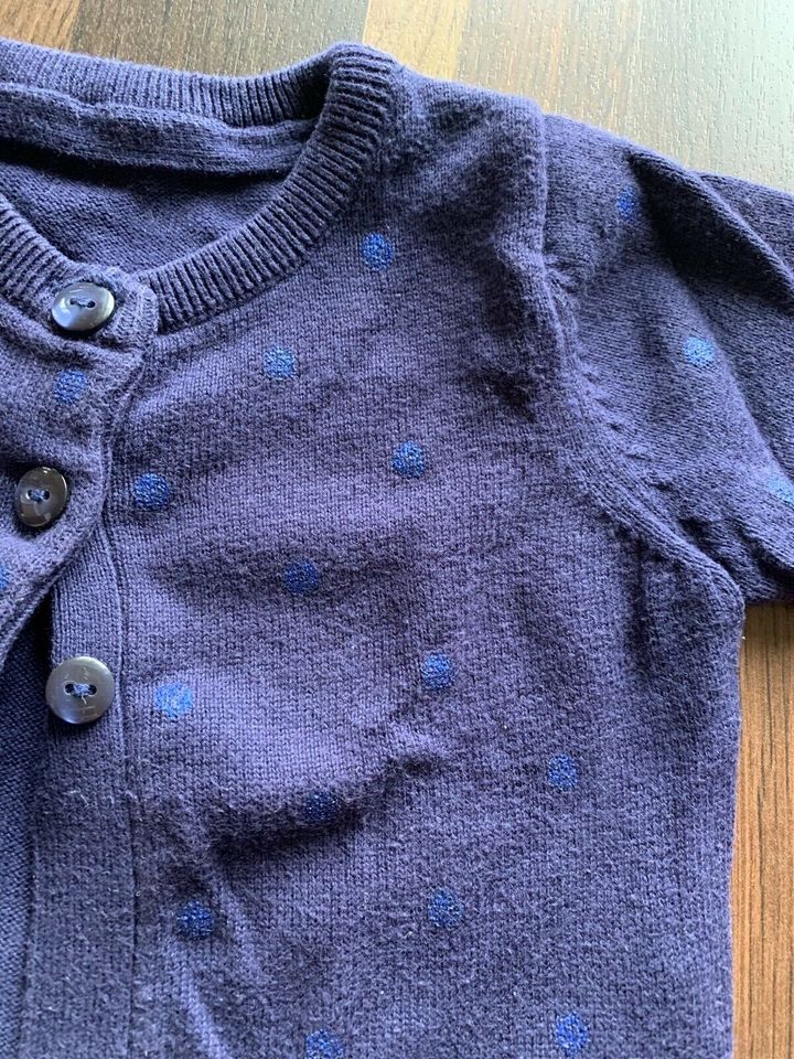 Strickjacke Cardigan Größe 74/80 von TCM blau mit Punkten in Willingshausen