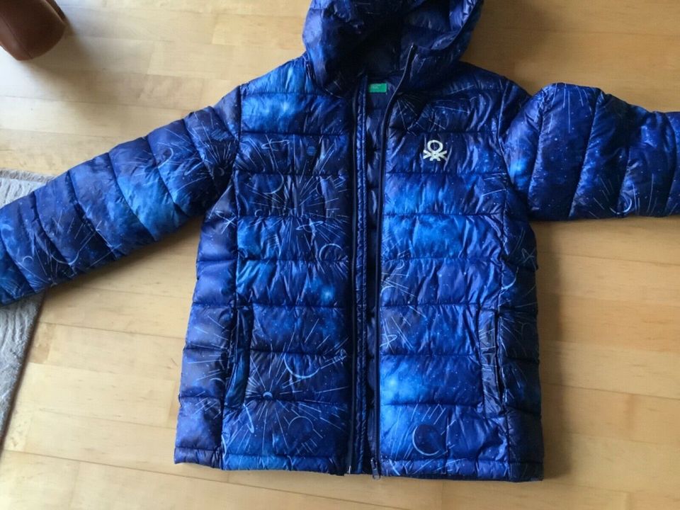 BENETTON Winterjacke Jacke Größe 158/146 Weltall Planeten Sonne… in Neunkirchen