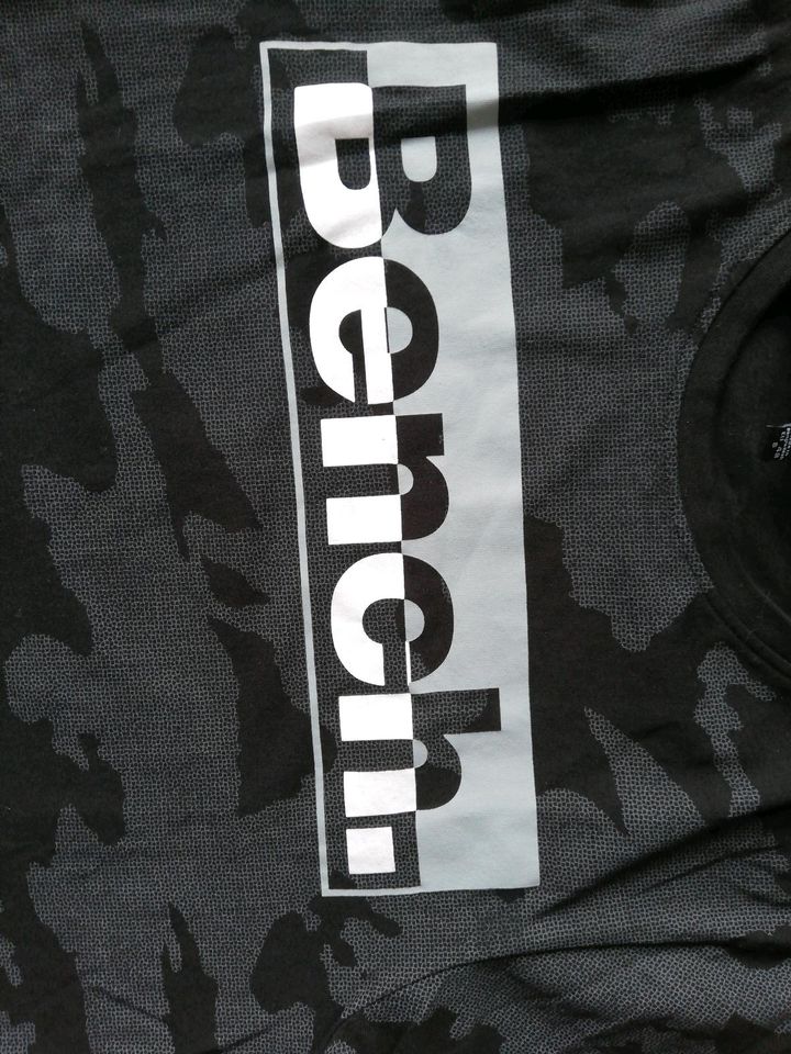 Bench T-Shirt Gr. S schwarz camouflage neuwertig in Marsberg