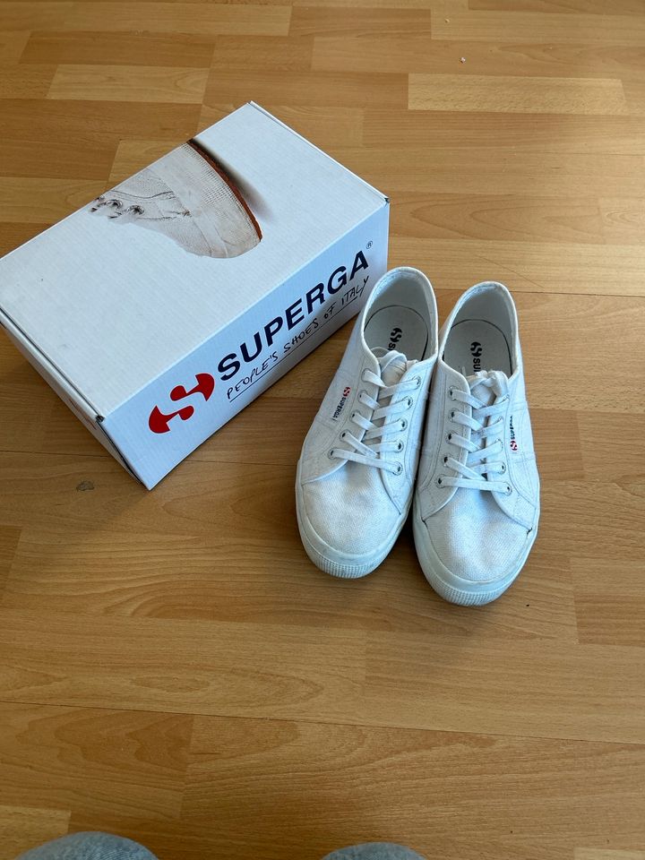 Superga Pleateau Sneaker weiß, Größe 38 in Berlin