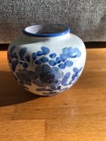 Vase Kugelform weiß mit blauen Blumen Landhaus Shabby12 cm Bayern - Freising Vorschau