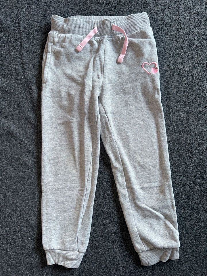 Verschieden Jeans, Leggings und Jogginghosen Gr.98/104 in Hilders