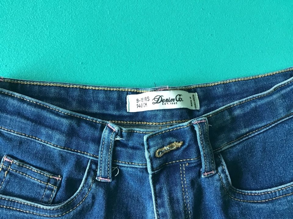 Kurze Hose Jeans Shorts gr.140 in Karlsdorf-Neuthard