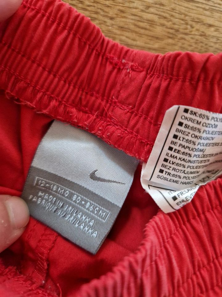 Nike shorts rot 80 86 92 in Halle (Westfalen)