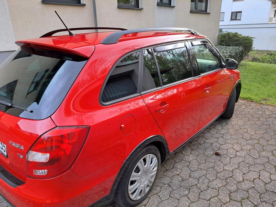 Skoda Fabia in Straßenhaus