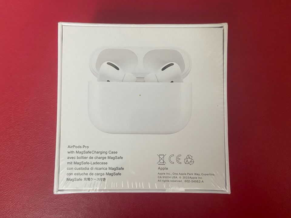 Apple AirPods | Kopfhörer neu in Verpackung in Berlin