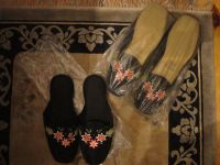 CHINA Hausschuhe Slippers Lotus Blumen bestickt schwarz 36 & 39 Berlin - Westend Vorschau