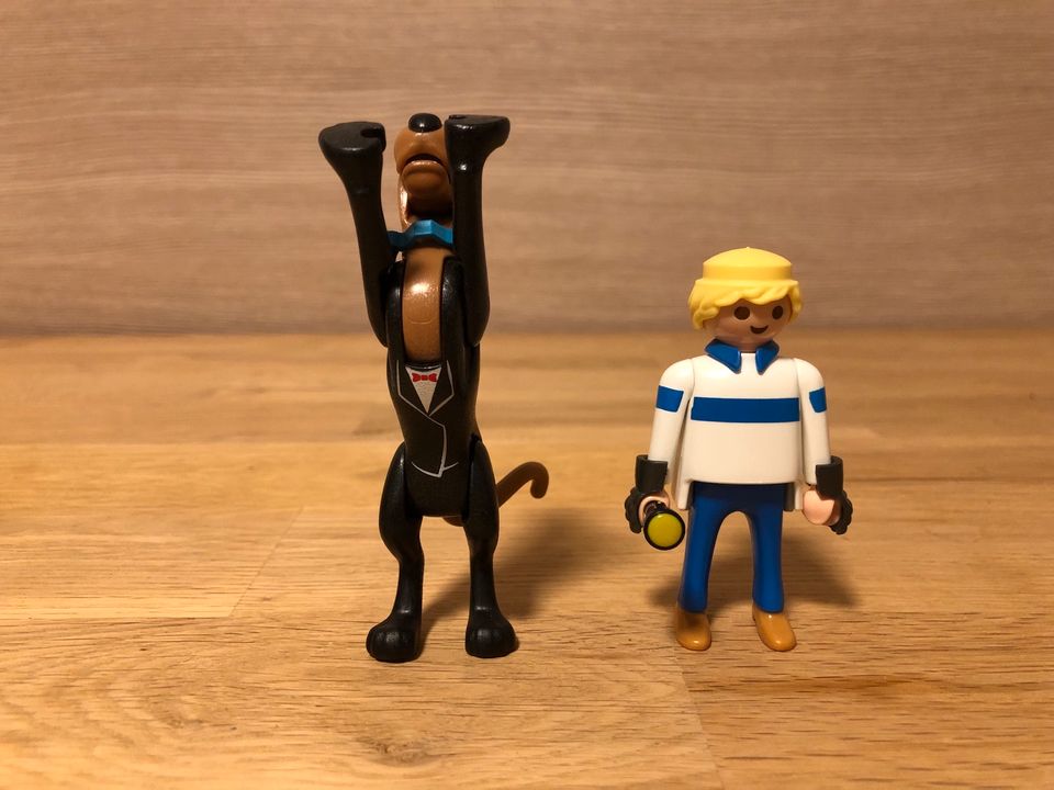 Playmobil Scooby Doo im Anzug und Fred Jones mit Taschenlampe in Aachen