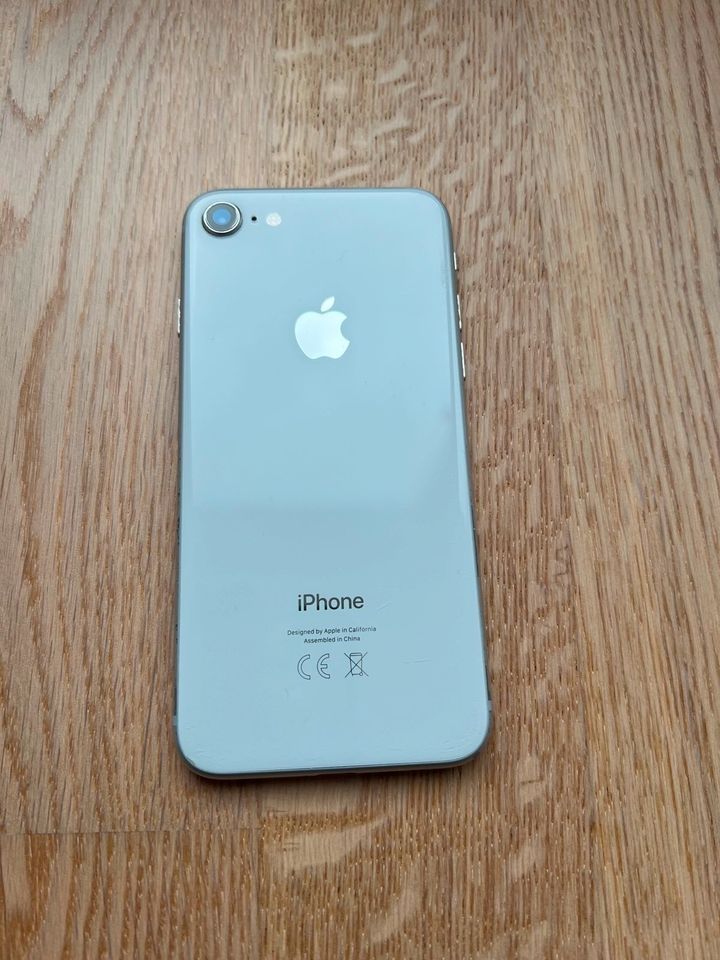 Apple iPhone 8 (64GB) und IPhone 5s (16GB), weiß, gebraucht in Bad Soden am Taunus