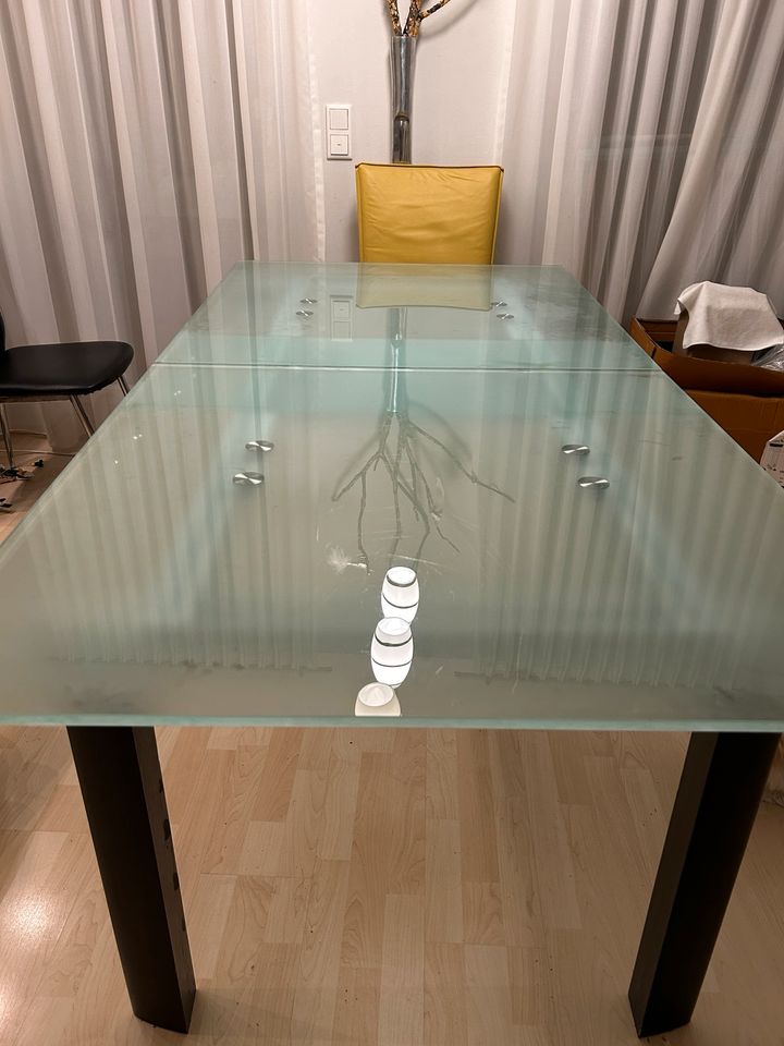 Ausziehbarer Glas-Esstisch in München