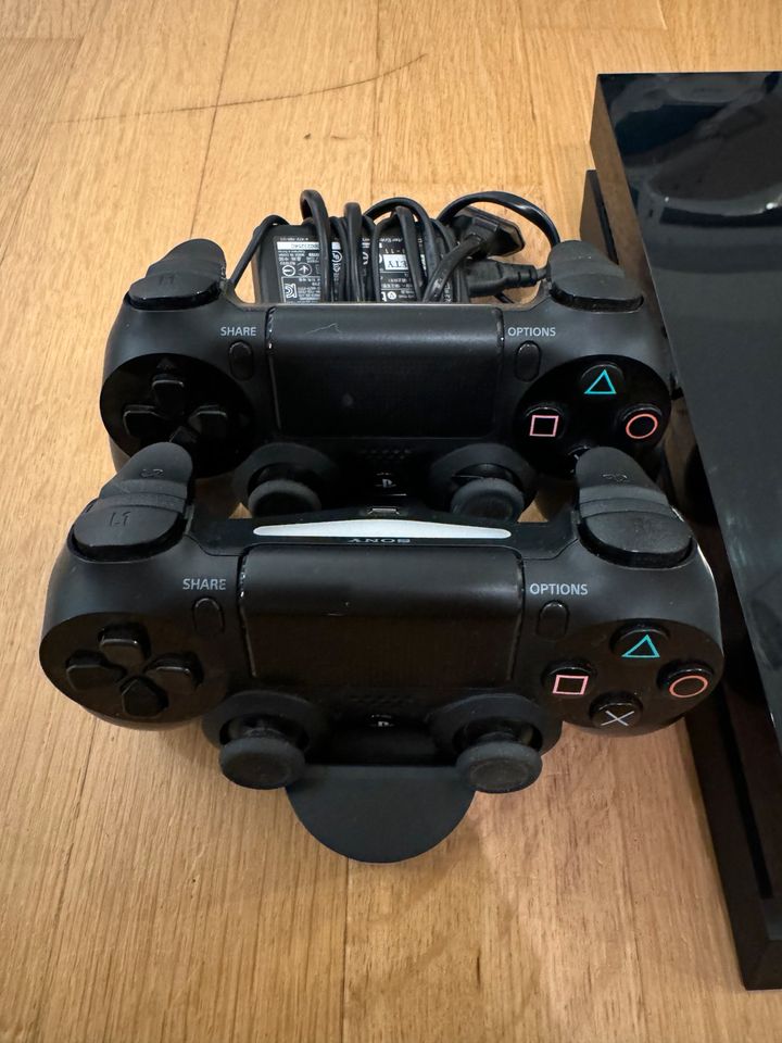 PlayStation 4 mit 2 Controllern, Plantronics Headset, 1 Spiel in Köln