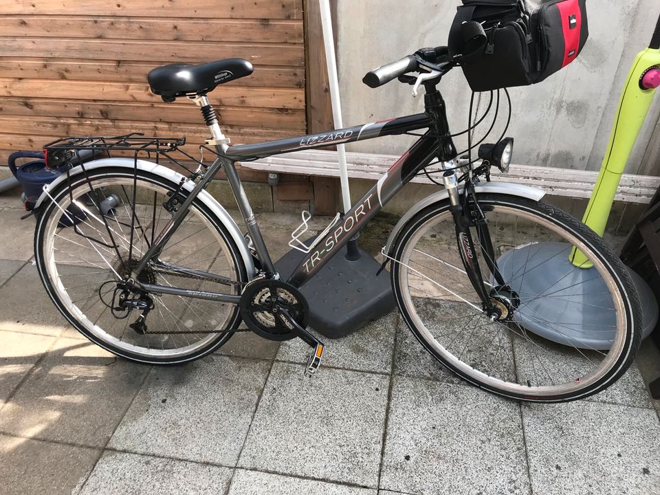Hier unsere Herren Fahrrad 28 Zoll inklusive Einkaufstasche in Frankfurt am Main