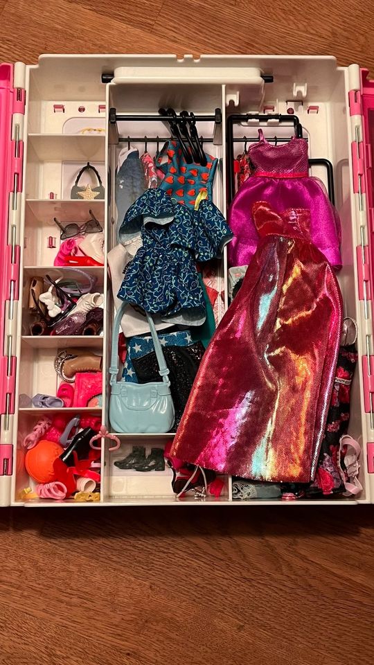 Barbie Kleiderschrank mit Zubehör in Bad Bederkesa
