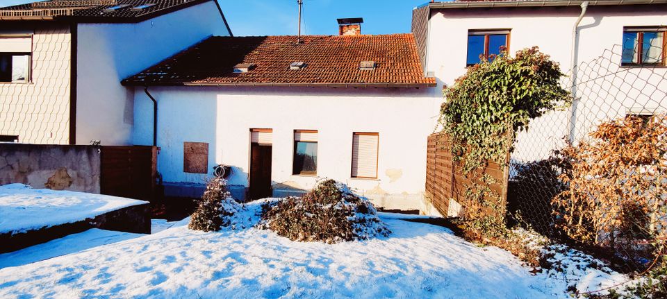 Entkerntes Einfamilienhaus mit Garage und Garten in Schwalbach