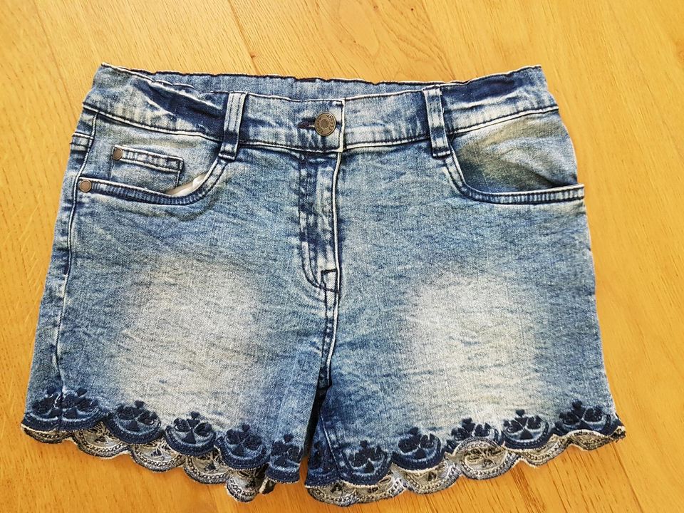 Yigga Jeans Shorts blau Stickerei 164 in Dortmund