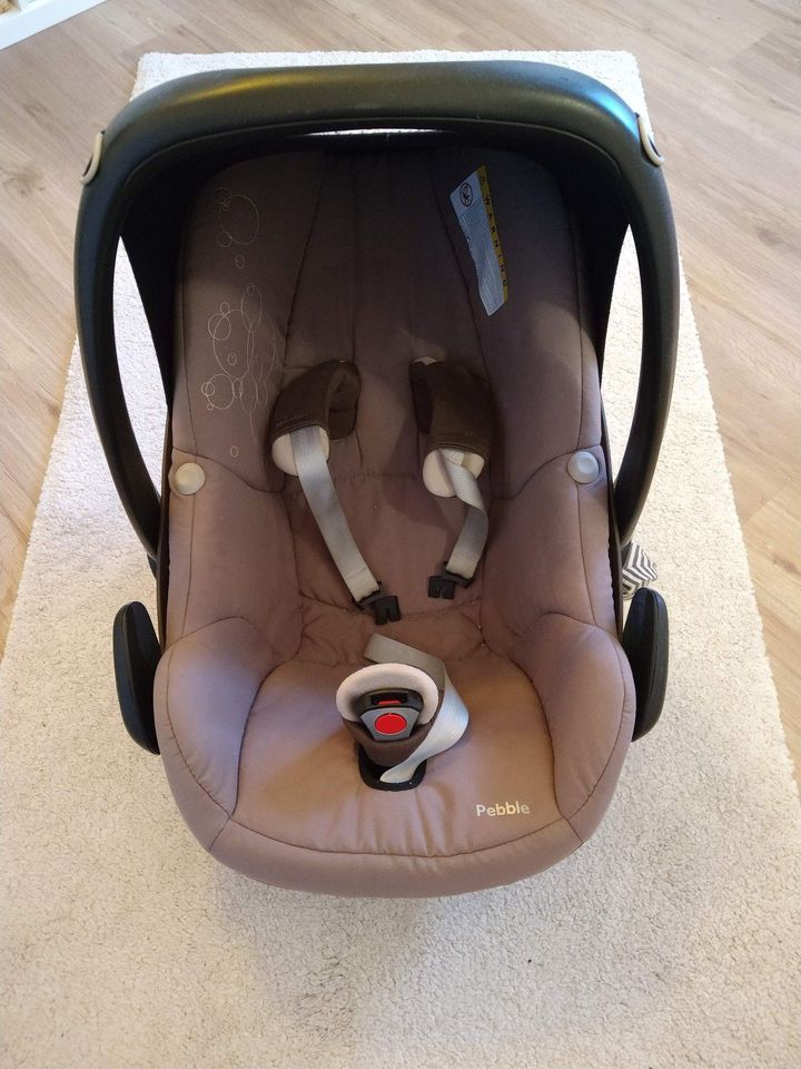 Maxi Cosi Pebble Babyschale mit Isofix Station in Zell Oberpf