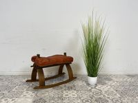 WMK Hier kommt etwas Verrücktes! Unser erster Schaukelhocker ! Formschön, bequem und mit geprägtem Echtleder bezogen # Hocker Fußhocker Schaukelstuhl Sitz Sitzhocker Vintage Retro 60er 70er Friedrichshain-Kreuzberg - Friedrichshain Vorschau