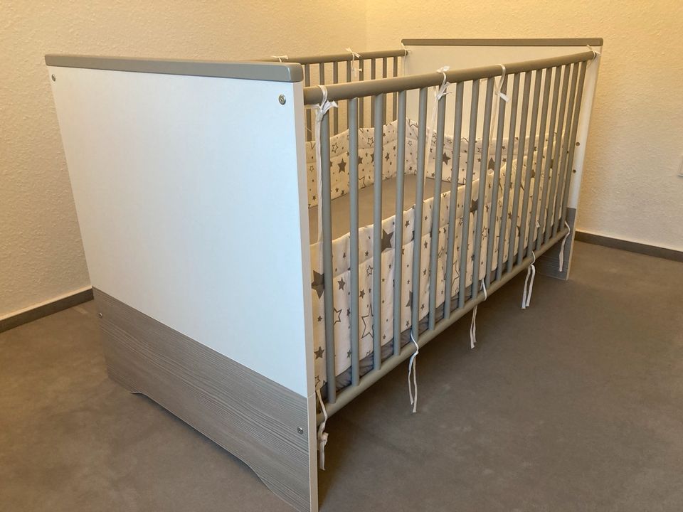 Babyzimmer-Wickelkommode/Kombibett in Kiel