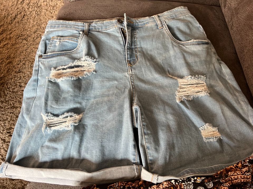 2 Damen Shorts Gr 44 Bonprix und Primark in Viersen