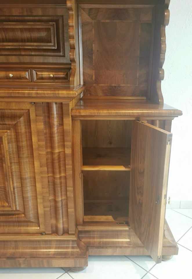 Nussbaum Buffet / Wellenschrank Zürich / Antik Schrank in Ehringshausen