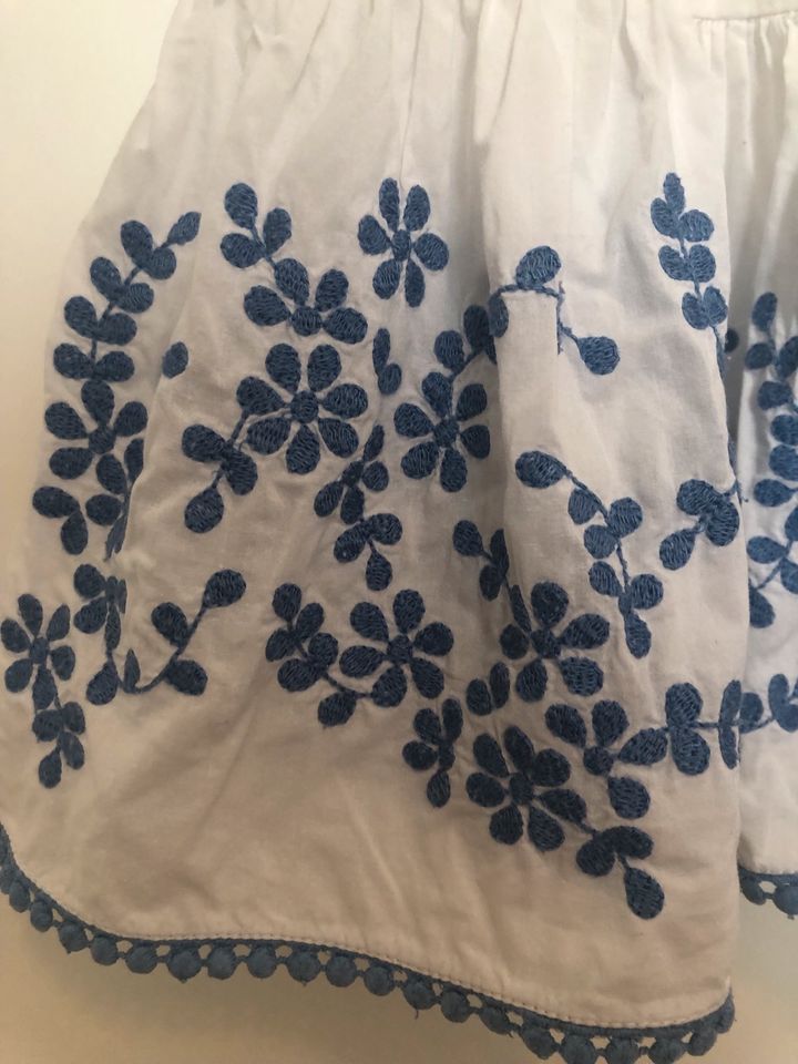 Next weiße Bluse mit blauen Blumen 92 Stickerei in Düsseldorf
