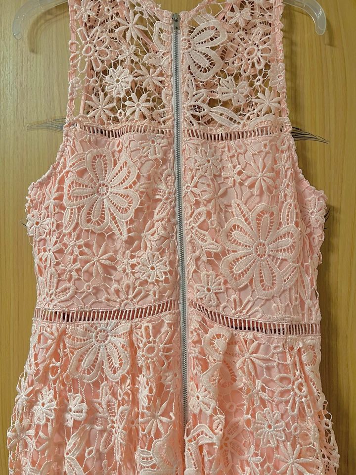 Kleid in rosé mit Stickereien in Erlangen