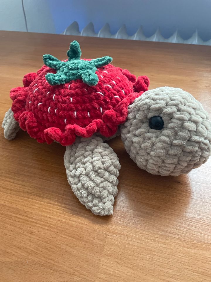 Große gehäkelte Schildkröte erdbeer häkeltier Amigurumi crochet in Kaiserslautern