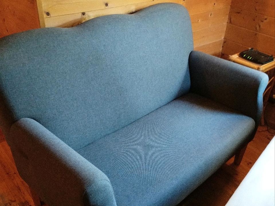 Formschönes Zweisitzer-Sofa in Gifhorn