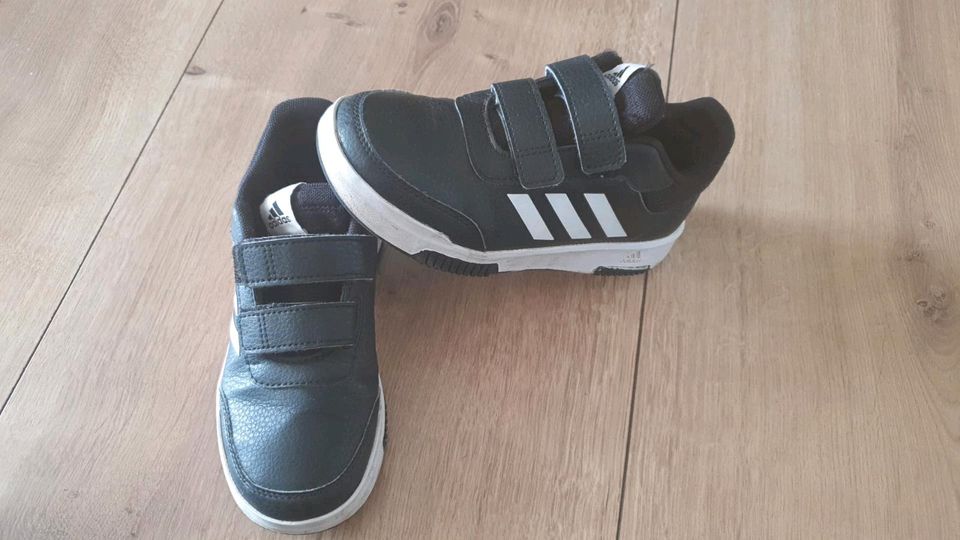 Adidas Kinderschuhe Grösse 31 in Lauter