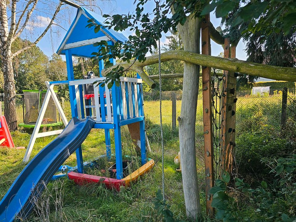 Kinderspielplatz mit Rutsche und Kletterwand in Wustermark