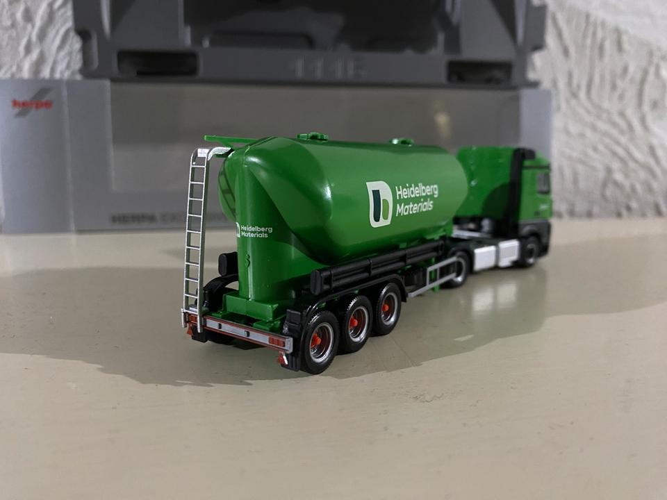 Herpa LKW MB Actros Heidelberg Materials Eutersilo Zement 1:87 in Rauenberg