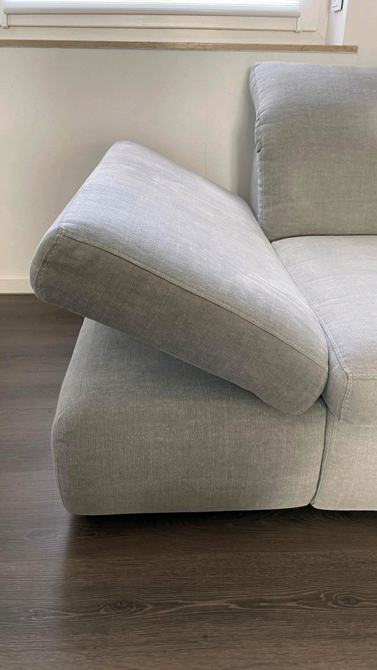 Graue Stoff couch/ Sofa mit Hocker und Relaxkissen in Wesseling