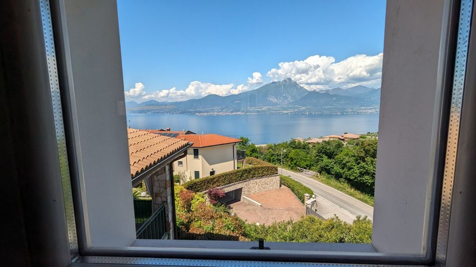 Turmhaus Albisano am Gardasee mit Panoramablick, Garten, Balkon, Garage, Pool in München