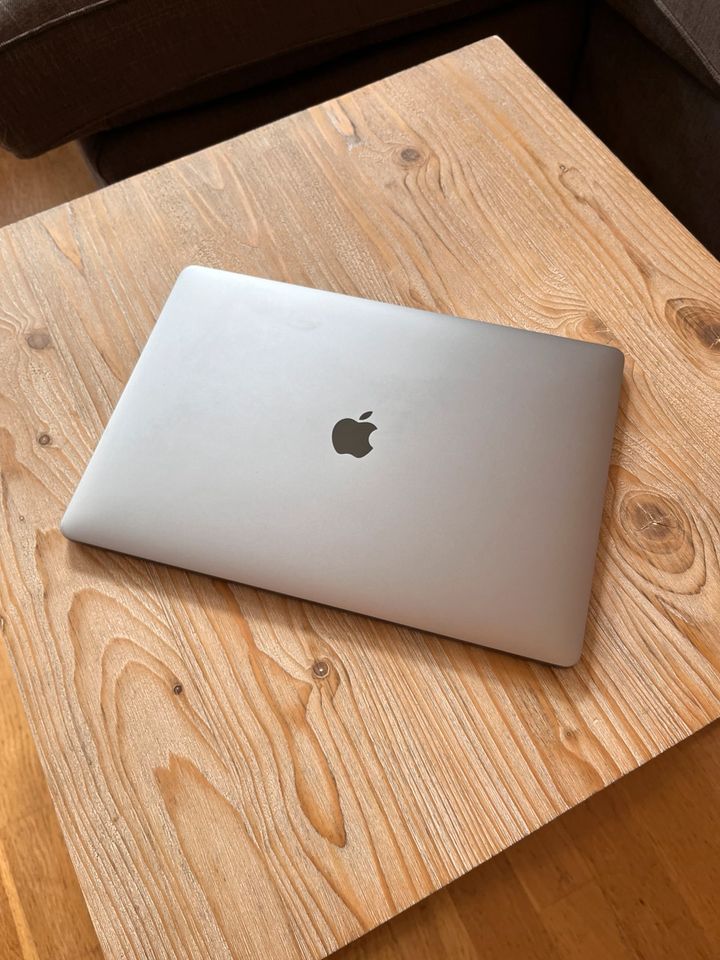 MacBook Pro Space Grau 15“ 16GB Ram 512 SSD 6-core i7 cpu in Berlin