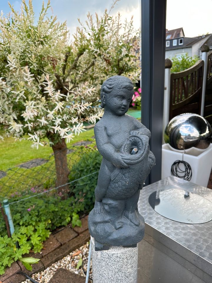 Gartenteich Figur mit Wasserspeier und Marmorsäule in Kamen