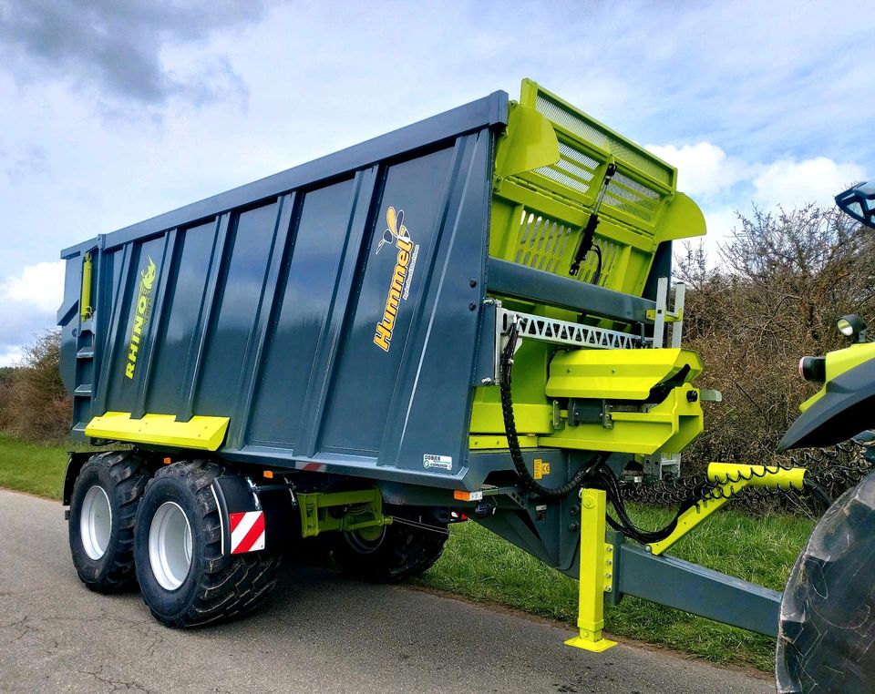 Hummel Abschiebewagen Häckseltransportwagen in Nabburg